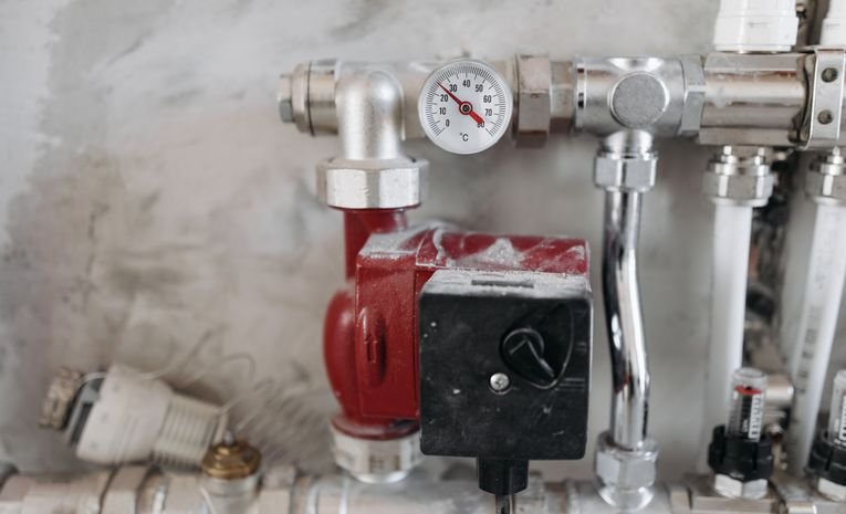 Steel pipes with a pressure gauge in a heating system